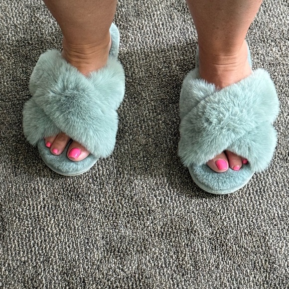 Shoes - Fuzzy slippers women’s 5-6